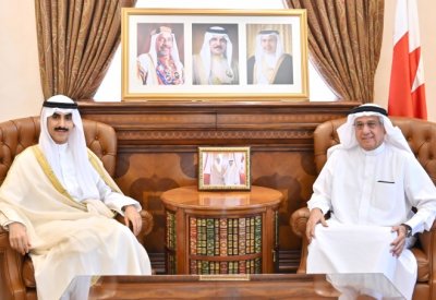 مستشار جلالة الملك لشؤون الإعلام يستقبل السفير الكويتي ويشيد بأواصر العلاقات البحرينية الكويتية