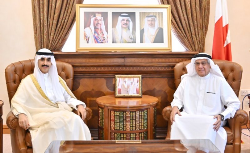 مستشار جلالة الملك لشؤون الإعلام يستقبل السفير الكويتي ويشيد بأواصر العلاقات البحرينية الكويتية