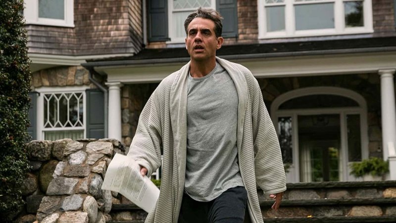 من هو المراقب في مسلسل "The Watcher" المستند من أحداث حقيقية؟