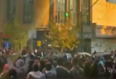 مسقط رأس المرشد الإيراني يهتف: الموت للديكتاتور