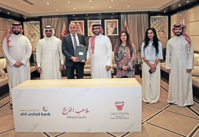 (الشباب والرياضة) و(البنك الأهلي المتحد) يوقعان اتفاقية إنشاء ملاعب الفريج