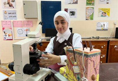 الطالبة وديعة المرزوق .. مشروع عالمة وباحثة بحرينية