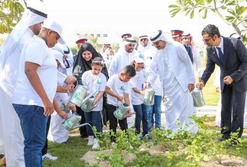 سمو محافظ المحافظة الجنوبية يشهد مبادرة زراعة "الرازجي" بحديقة خليفة الكبرى