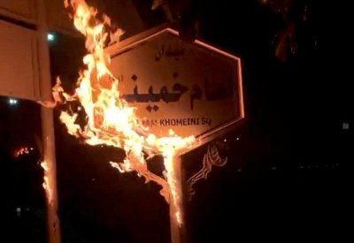 فيديوهات تظهر "إحراق منزل الخميني" في مسقط رأسه