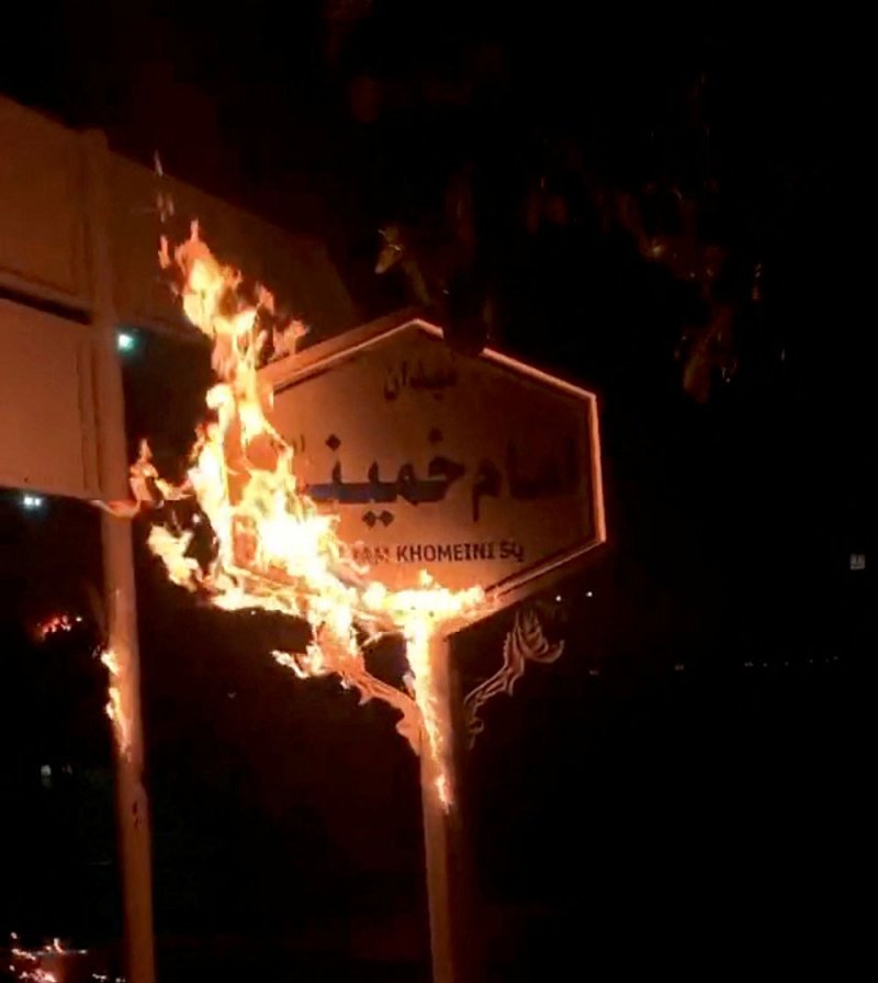 فيديوهات تظهر "إحراق منزل الخميني" في مسقط رأسه