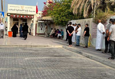 أهالي خامسة المحرق يتوافدون لمركز الاقتراع