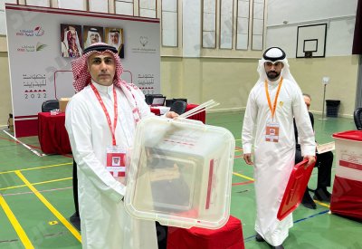 الاستعداد لعملية التصويت واعداد صناديق الاقتراع في الدائرة الثانية لمحافظة العاصمة