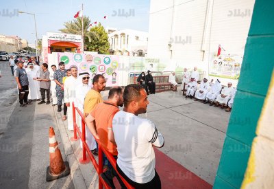 بالصور: اصطفاف المواطنين للإدلاء باصواتهم قبل افتتاح اللجنة الثانية بمحافظة المحرق