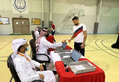 لاعب منتخب حضر للتصويت بجواز احد اقاربه سهوا