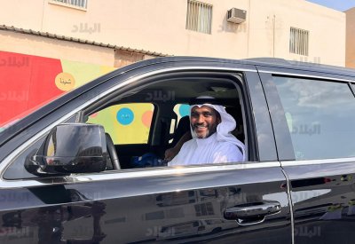 فائز بلدي يتجول قرب مراكز الاقتراع