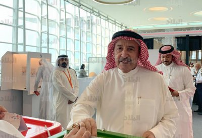 بالصور: محافظ المحرق يدلي بصوته في المطار
