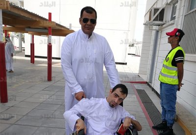 مواطن من ذوي الاحتياجات الخاصة يدلي بصوته في سترة