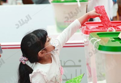 مجمع السيف.. حركة انسيابية وحضور لافت للكبار 