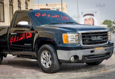 سيارات تتشح بشعارات للمرشحين