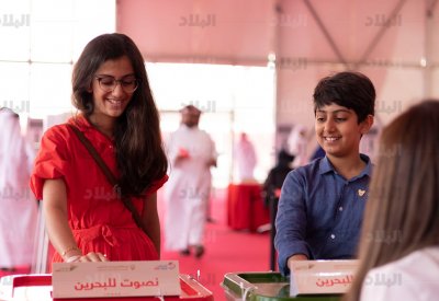 آباء وأمهات يشجعون أبناؤهم على التصويت