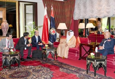 وزير الداخلية يلتقي وفدا أمنيا يابانيا ويبحث التعاون في العمل الشرطي وتبادل الخبرات في مجالات السلامة والحماية المدنية