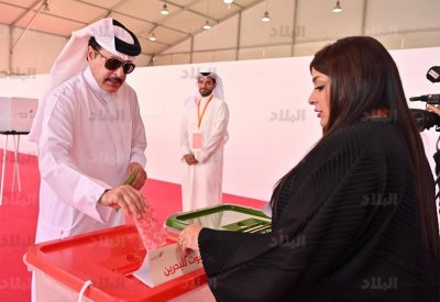 خليفة بن أحمد يدلي بصوته في الجولة الثانية للانتخابات النيابية والبلدية
