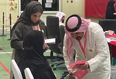ناخبة كفيفه.. ورئيس اللجنة يساعدها في التصويت