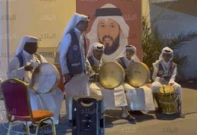 بالفيديو: بالطبل والغناء لفتوا الأنظار