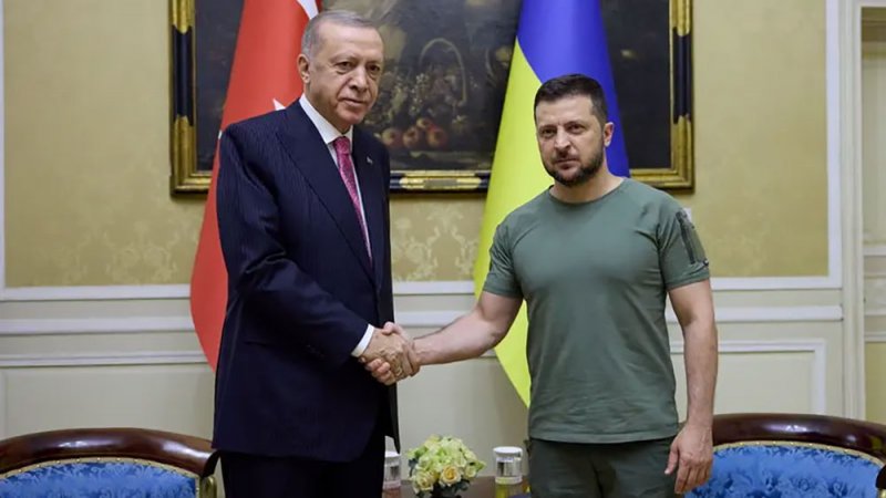 أردوغان يحث زيلينسكي على إحياء محادثات وقف النار مع روسيا