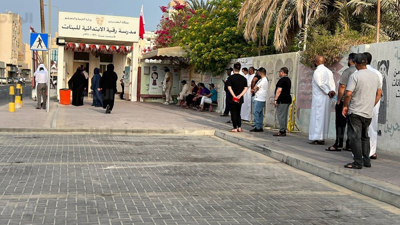 أهالي خامسة المحرق يتوافدون لمركز الاقتراع