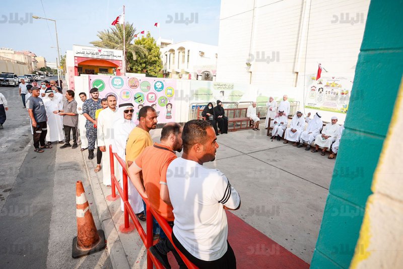 بالصور: اصطفاف المواطنين للإدلاء باصواتهم قبل افتتاح اللجنة الثانية بمحافظة المحرق
