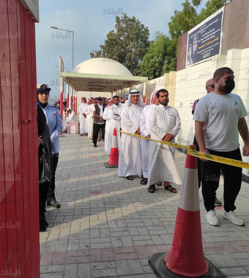 ازدحام.. طوابير البديع خارج أسوار المدرسة
