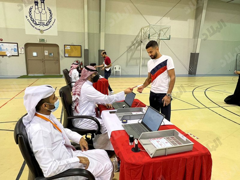 لاعب منتخب حضر للتصويت بجواز احد اقاربه سهوا