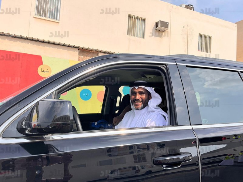 فائز بلدي يتجول قرب مراكز الاقتراع