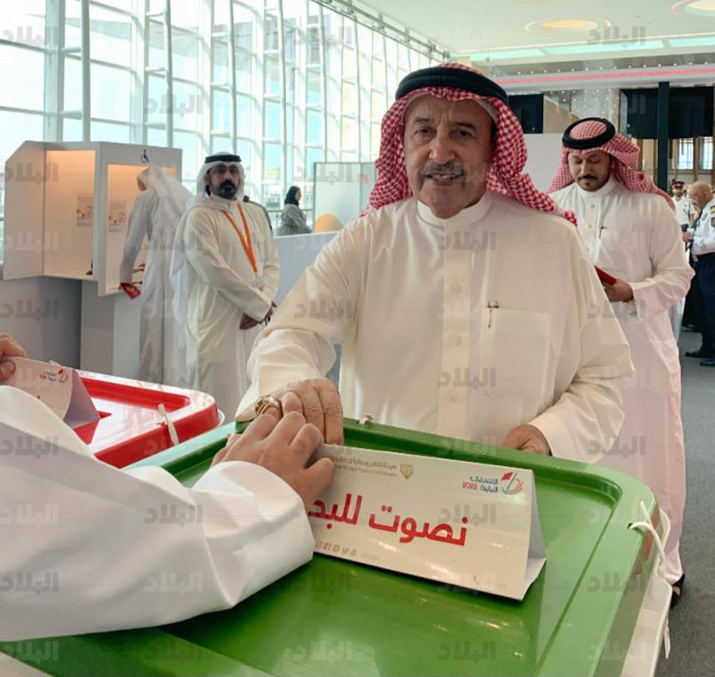 بالصور: محافظ المحرق يدلي بصوته في المطار
