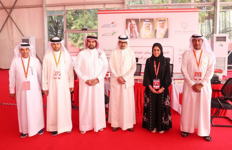 بالصور: سمو الشيخ خليفة بن علي وسمو الشيخ عيسى بن علي يشاركون في الاقتراع بالانتخابات