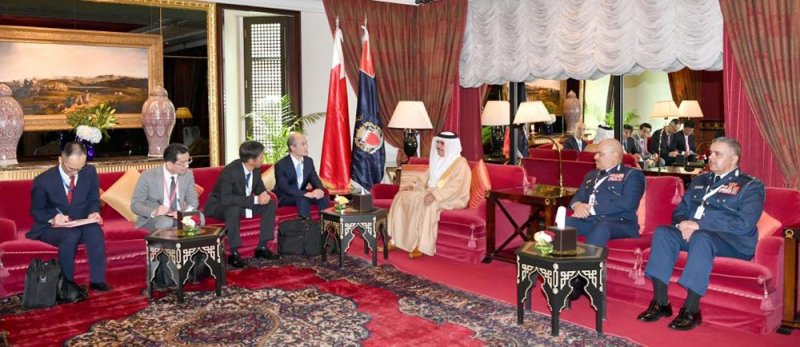 وزير الداخلية يلتقي وفدا أمنيا يابانيا ويبحث التعاون في العمل الشرطي وتبادل الخبرات في مجالات السلامة والحماية المدنية