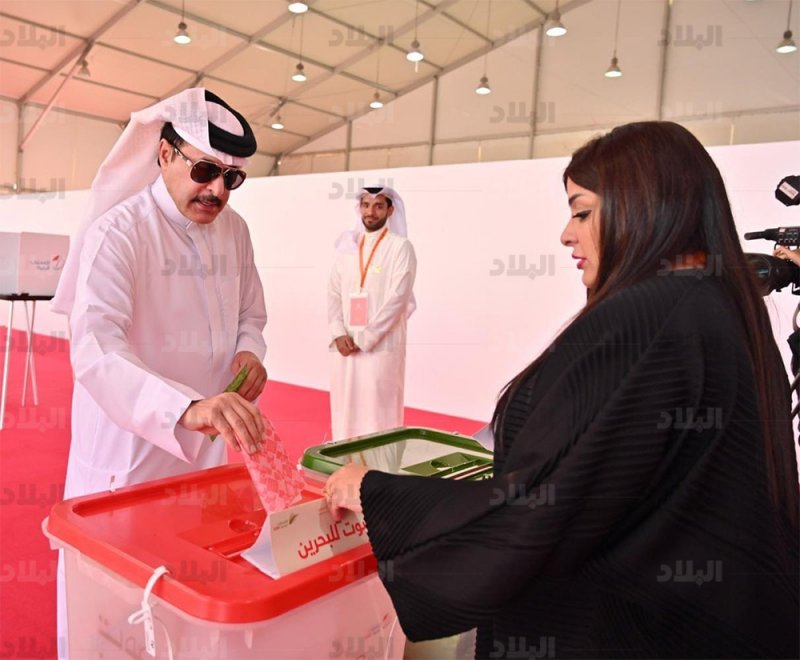 خليفة بن أحمد يدلي بصوته في الجولة الثانية للانتخابات النيابية والبلدية