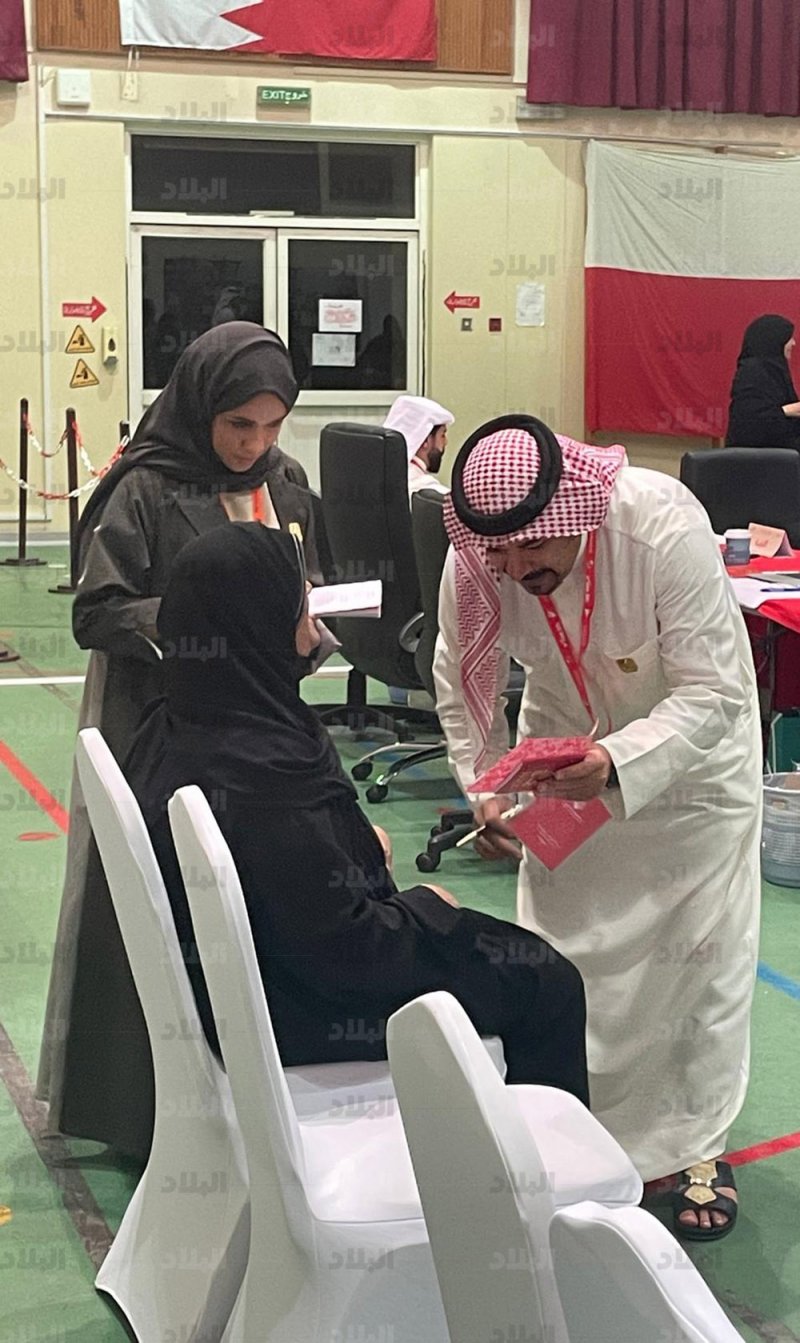 ناخبة كفيفه.. ورئيس اللجنة يساعدها في التصويت
