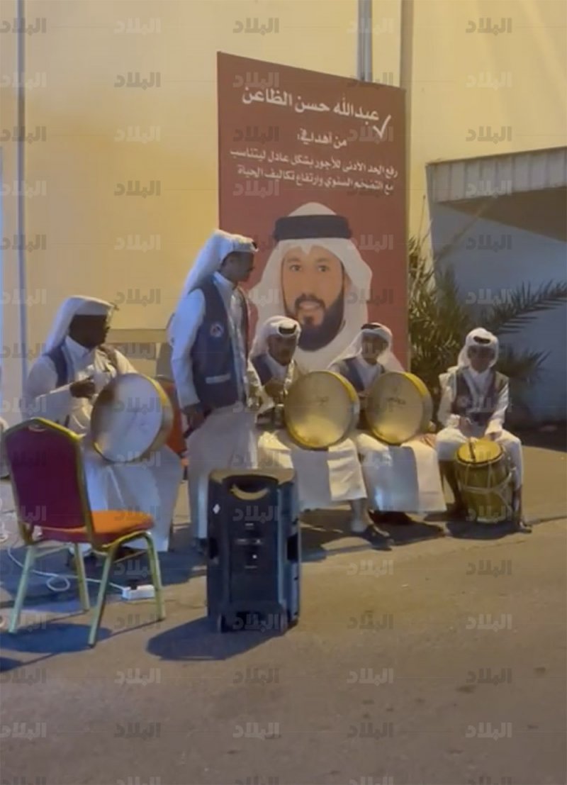 بالفيديو: بالطبل والغناء لفتوا الأنظار