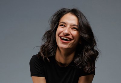 أميرة أديب تنافس علي جائزة أفضل وجه جديد في  joy Awards