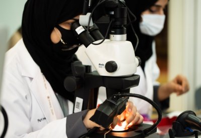 "دانات": مجموعة واسعة من الخدمات واستضافة حفيدة كارتييه في معرض الجواهر العربية
