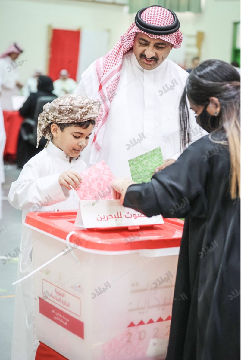 مترشحو المحرق “حبايب”... والأطفال يتذوقون حلاوة التصويت