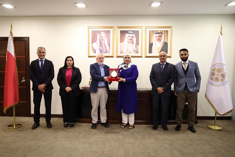رئيسة جامعة البحرين تناقش إطلاق المشروع الوطني للتعاون التقني مع مسؤول في الوكالة الدولية للطاقة الذرية 