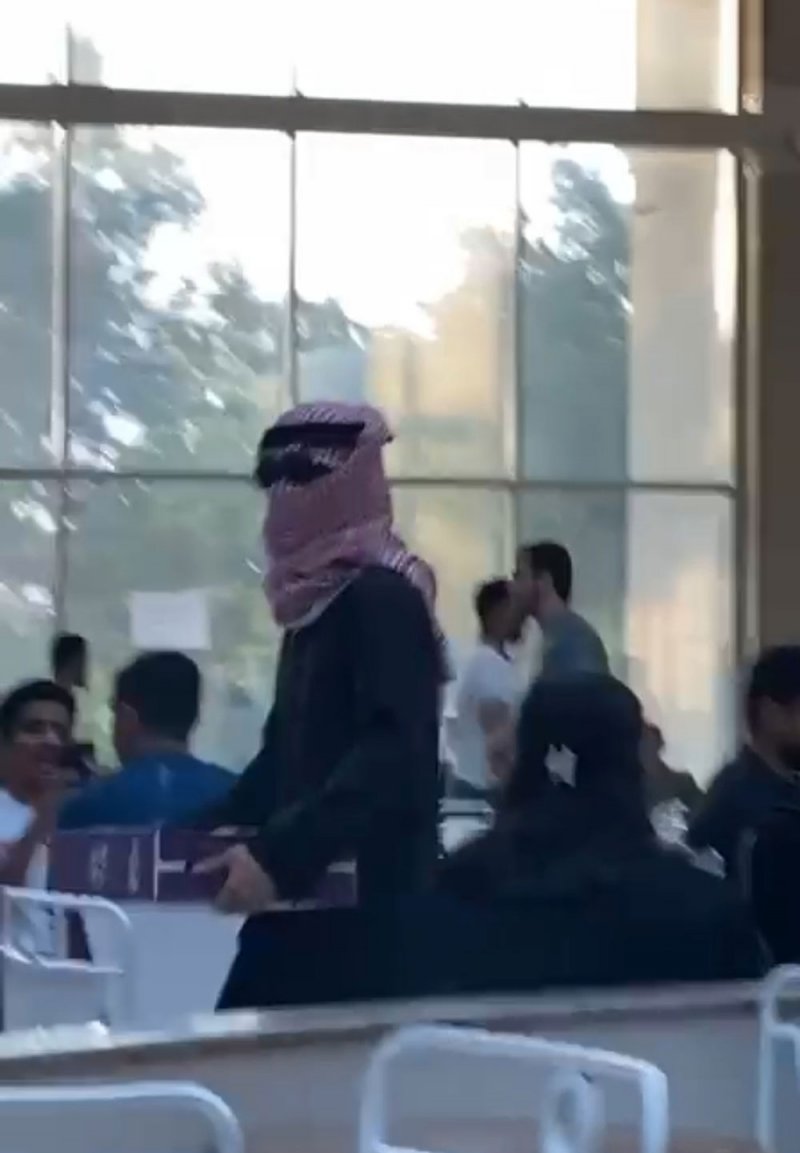 مجنون "جنات" يدور بالمياه في الجامعة