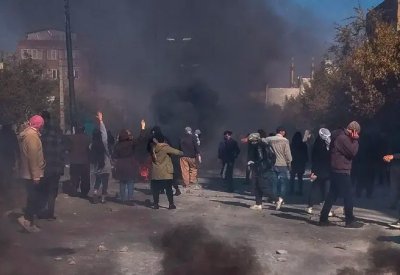 الحرس الثوري يتوعد المحتجين بإيران.. وتعزيزات في أذربيجان