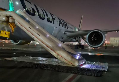طيران الخليج: نجاح العملية التدريبية لفتح زلاجات الطوارئ لطائرتها من طراز بوينج 9-787 دريملاينر