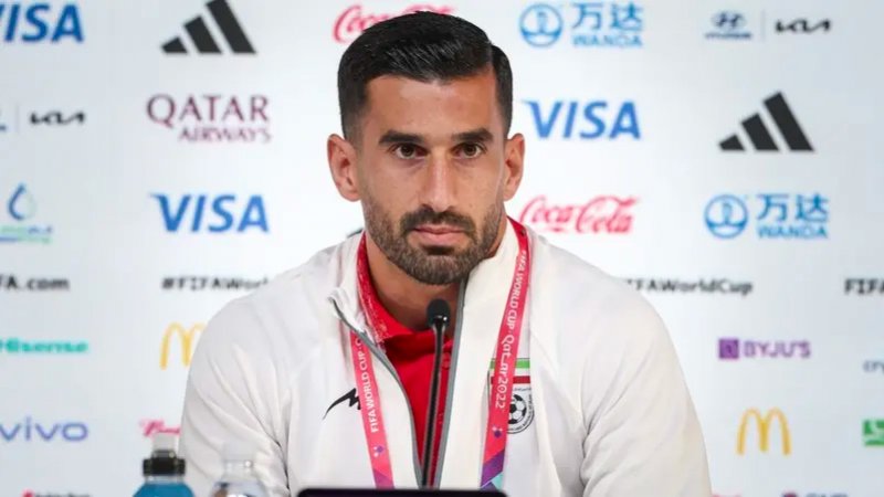 قائد منتخب إيران يكسر الصمت: شعبنا حزين والأوضاع سيئة