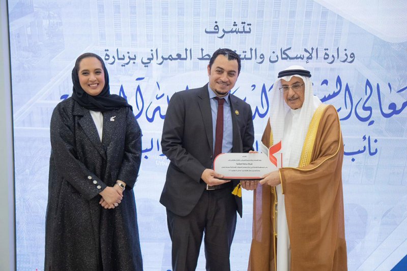 نائب رئيس الوزراء يكرم غرناطة وحبيب يثمن قرار بناء 19 ألف وحدة سكنية