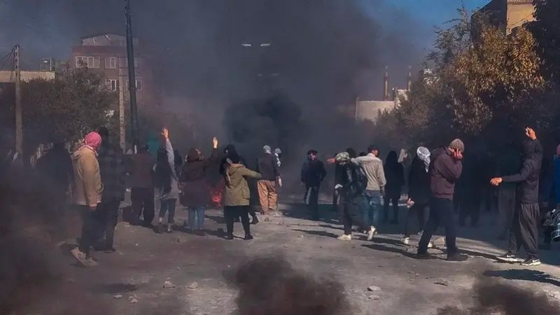 الحرس الثوري يتوعد المحتجين بإيران.. وتعزيزات في أذربيجان