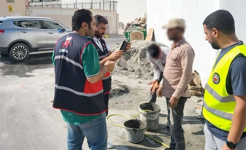 ضبط عدد من العمالة المخالفة لشروط العمل في المحرق