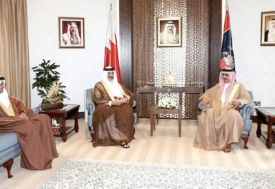 عبدالله بن حمـد يتفضل بزيارة “الداخليـة”