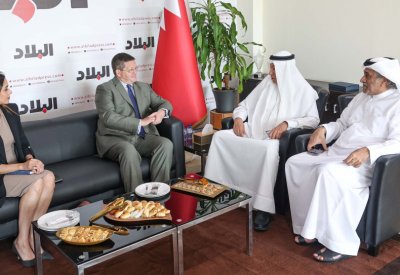 السفير البريطاني زائرا "البلاد": مشاركة البحرينيات بالانتخابات مرتفعة