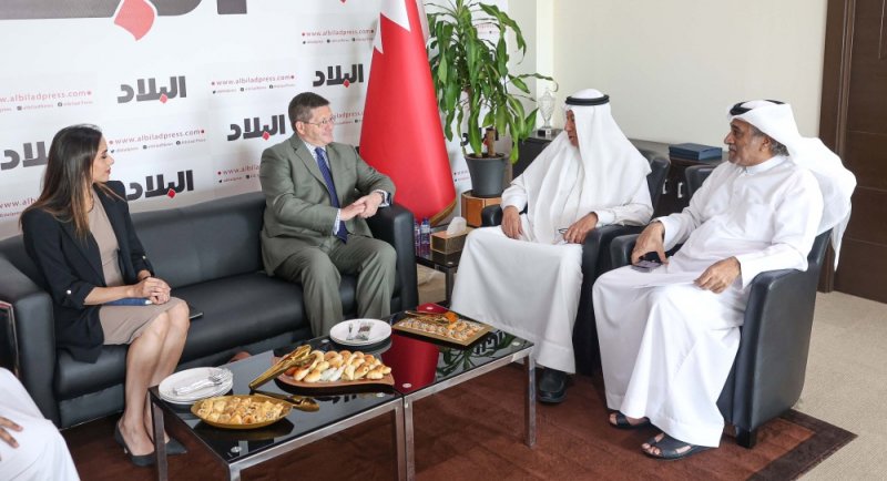 السفير البريطاني زائرا "البلاد": مشاركة البحرينيات بالانتخابات مرتفعة