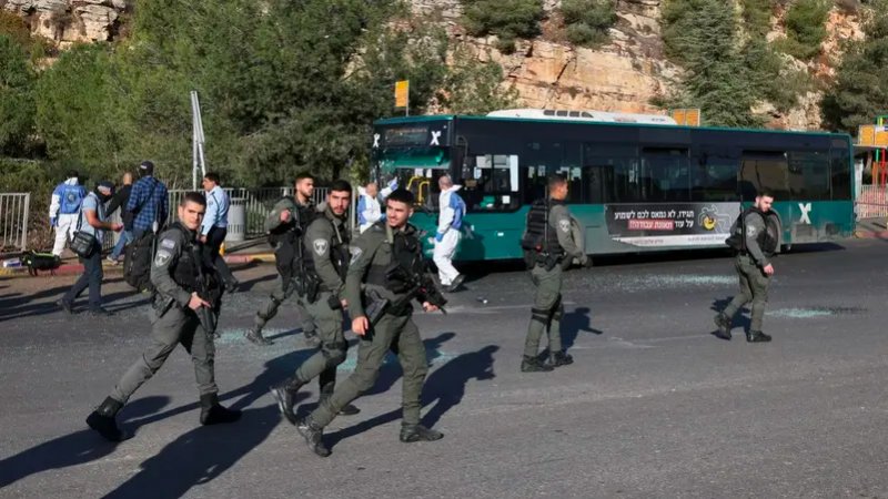 مقتل إسرائيلي وجرح آخرين بانفجارين بالقدس.. والشرطة تستنفر وتعتقل 3